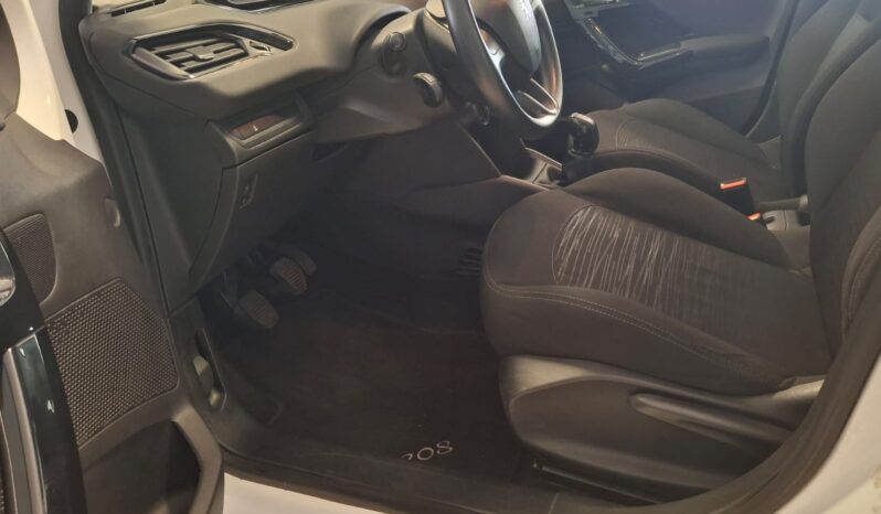 
								PEUGEOT 208 full									