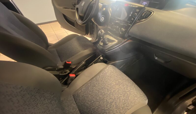 
								Lancia Y Hybrid full									