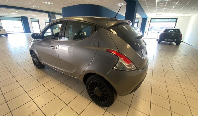 
								Lancia Y Hybrid full									