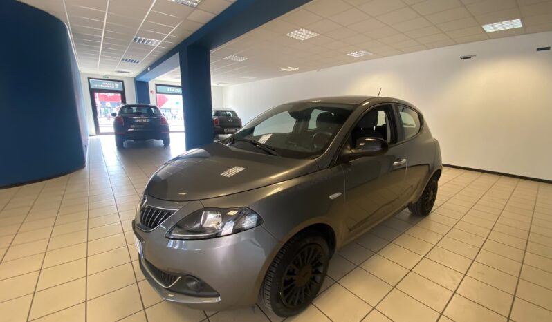 
								Lancia Y Hybrid full									