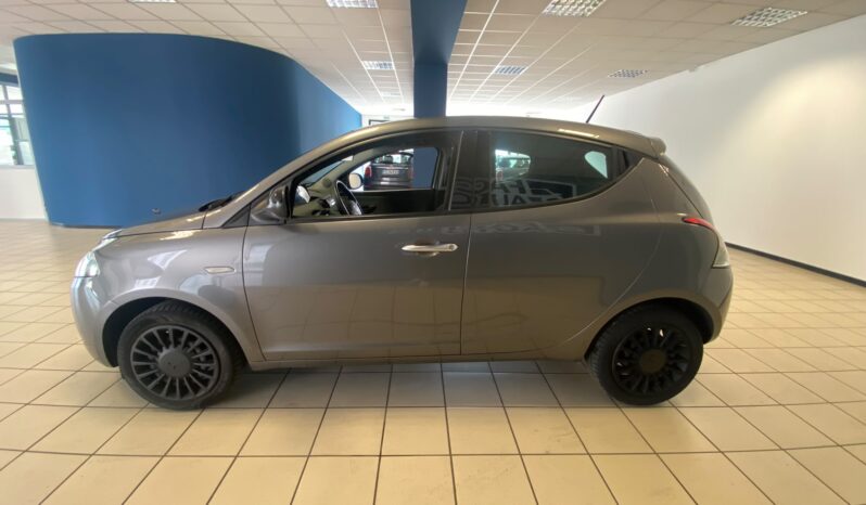 
								Lancia Y Hybrid full									