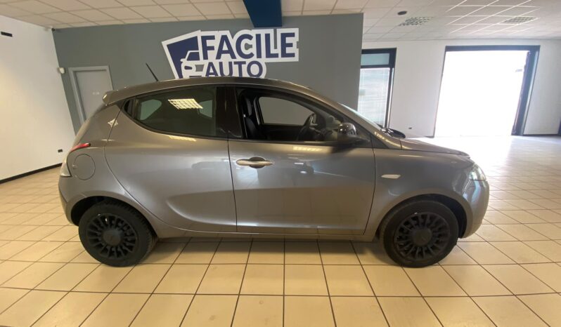 
								Lancia Y Hybrid full									
